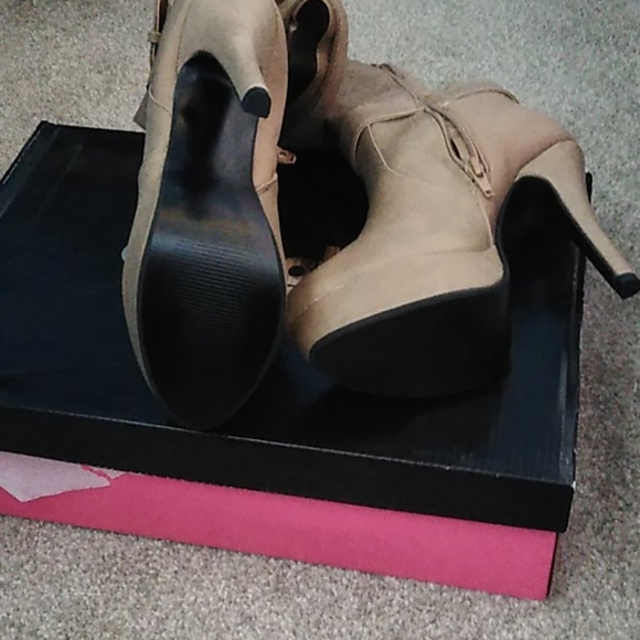 High heel boots - Picture 3 of 3